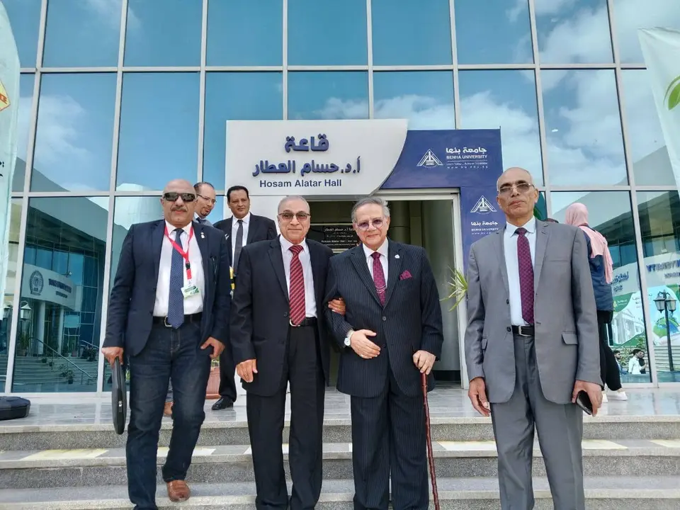 شارك أعضاء هيئة التدريس من خلال تقديم أوراق عمل وأبحاث علمية متخصصة، أسهمت في إثراء جلسات المؤتمر وفتح آفاق جديدة للنقاش وتبادل الرؤى والأفكار حول قضايا الرقمنة والتنمية المستدامة، ودور البحث العلمي في دعم خطط التنمية وتحقيق مستهدفات رؤية مصر 2030