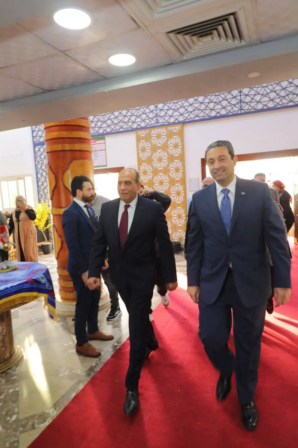 شارك الأستاذ الدكتور/ أيمن الشهابي، محافظ دمياط، في الاحتفالية التي نظمها معهد راية العالي للإدارة والتجارة الخارجية بدمياط الجديدة، بمناسبة حصول المعهد على الاعتماد المؤسسي من الهيئة القومية لضمان جودة التعليم والاعتماد